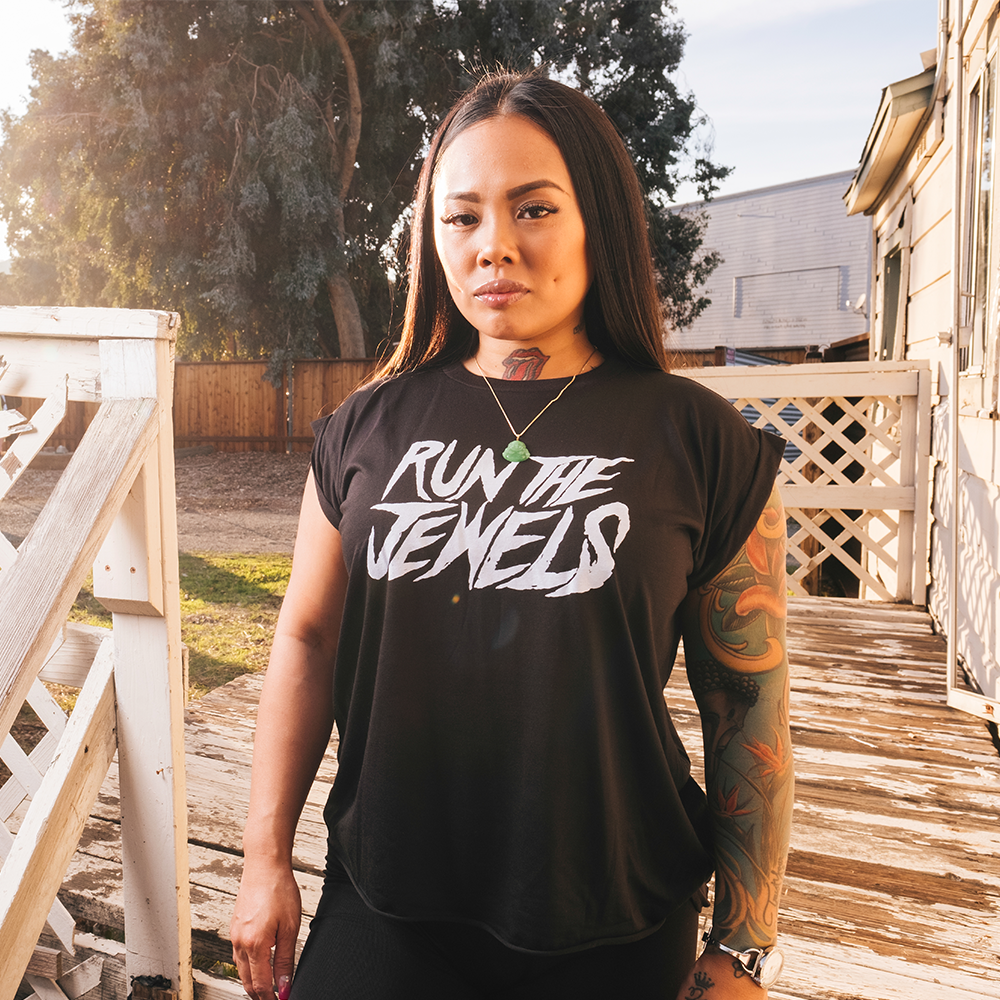 WOMEN&#39;S ROLL CUFF LOGO TEE